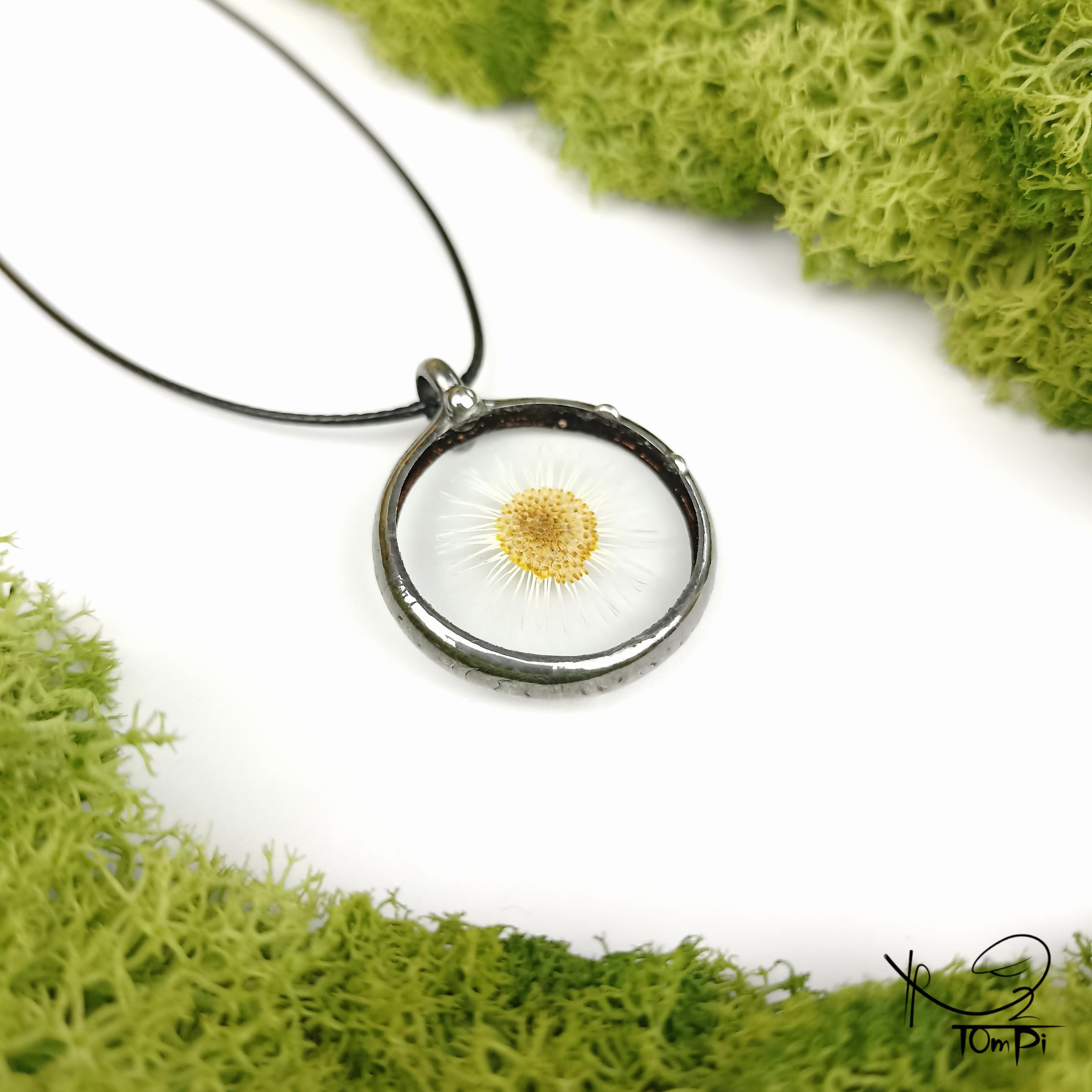 Szklany medalion z kwiatem, technika Tiffany, biżuteria ręcznie robiona, rękodzieło artystyczne, handmade, biżuteria artystyczna, biżuteria handmade, biżuteria damska, biżuteria męska, biżuteria ze szkła, szklana biżuteria, naszyjnik, szkło witrażowe