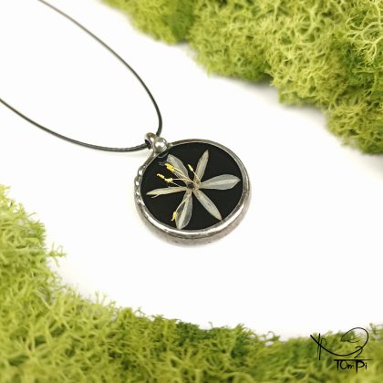 Szklany medalion z kwiatem, technika Tiffany, biżuteria ręcznie robiona, rękodzieło artystyczne, handmade, biżuteria artystyczna, biżuteria handmade, biżuteria damska, biżuteria męska, biżuteria ze szkła, szklana biżuteria, naszyjnik, szkło witrażowe