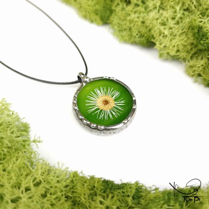 Szklany medalion z kwiatem, technika Tiffany, biżuteria ręcznie robiona, rękodzieło artystyczne, handmade, biżuteria artystyczna, biżuteria handmade, biżuteria damska, biżuteria męska, biżuteria ze szkła, szklana biżuteria, naszyjnik, szkło witrażowe