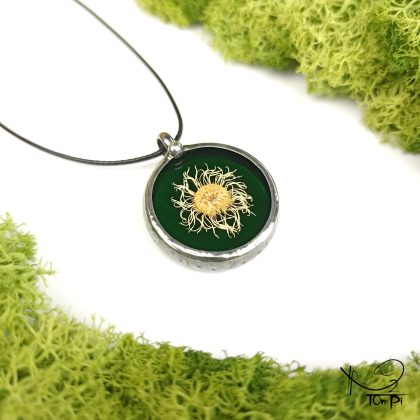 Szklany medalion z kwiatem, technika Tiffany, biżuteria ręcznie robiona, rękodzieło artystyczne, handmade, biżuteria artystyczna, biżuteria handmade, biżuteria damska, biżuteria męska, biżuteria ze szkła, szklana biżuteria, naszyjnik, szkło witrażowe