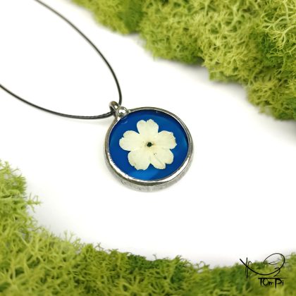 Szklany medalion z kwiatem, technika Tiffany, biżuteria ręcznie robiona, rękodzieło artystyczne, handmade, biżuteria artystyczna, biżuteria handmade, biżuteria damska, biżuteria męska, biżuteria ze szkła, szklana biżuteria, naszyjnik, szkło witrażowe