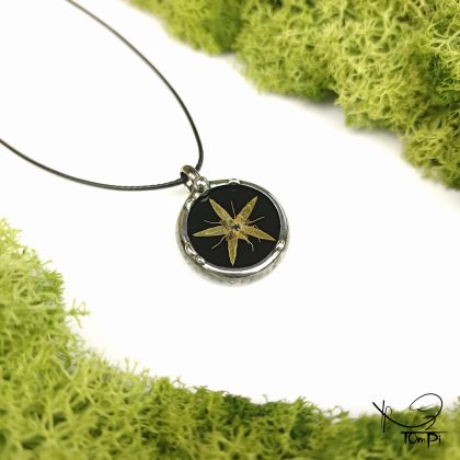 Szklany medalion z kwiatem, technika Tiffany, biżuteria ręcznie robiona, rękodzieło artystyczne, handmade, biżuteria artystyczna, biżuteria handmade, biżuteria damska, biżuteria męska, biżuteria ze szkła, szklana biżuteria, naszyjnik, szkło witrażowe