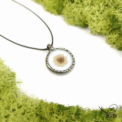 Szklany medalion z kwiatem, technika Tiffany, biżuteria ręcznie robiona, rękodzieło artystyczne, handmade, biżuteria artystyczna, biżuteria handmade, biżuteria damska, biżuteria męska, biżuteria ze szkła, szklana biżuteria, naszyjnik, szkło witrażowe