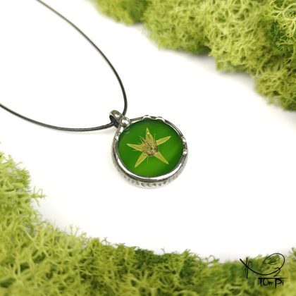 Szklany medalion z kwiatem, technika Tiffany, biżuteria ręcznie robiona, rękodzieło artystyczne, handmade, biżuteria artystyczna, biżuteria handmade, biżuteria damska, biżuteria męska, biżuteria ze szkła, szklana biżuteria, naszyjnik, szkło witrażowe