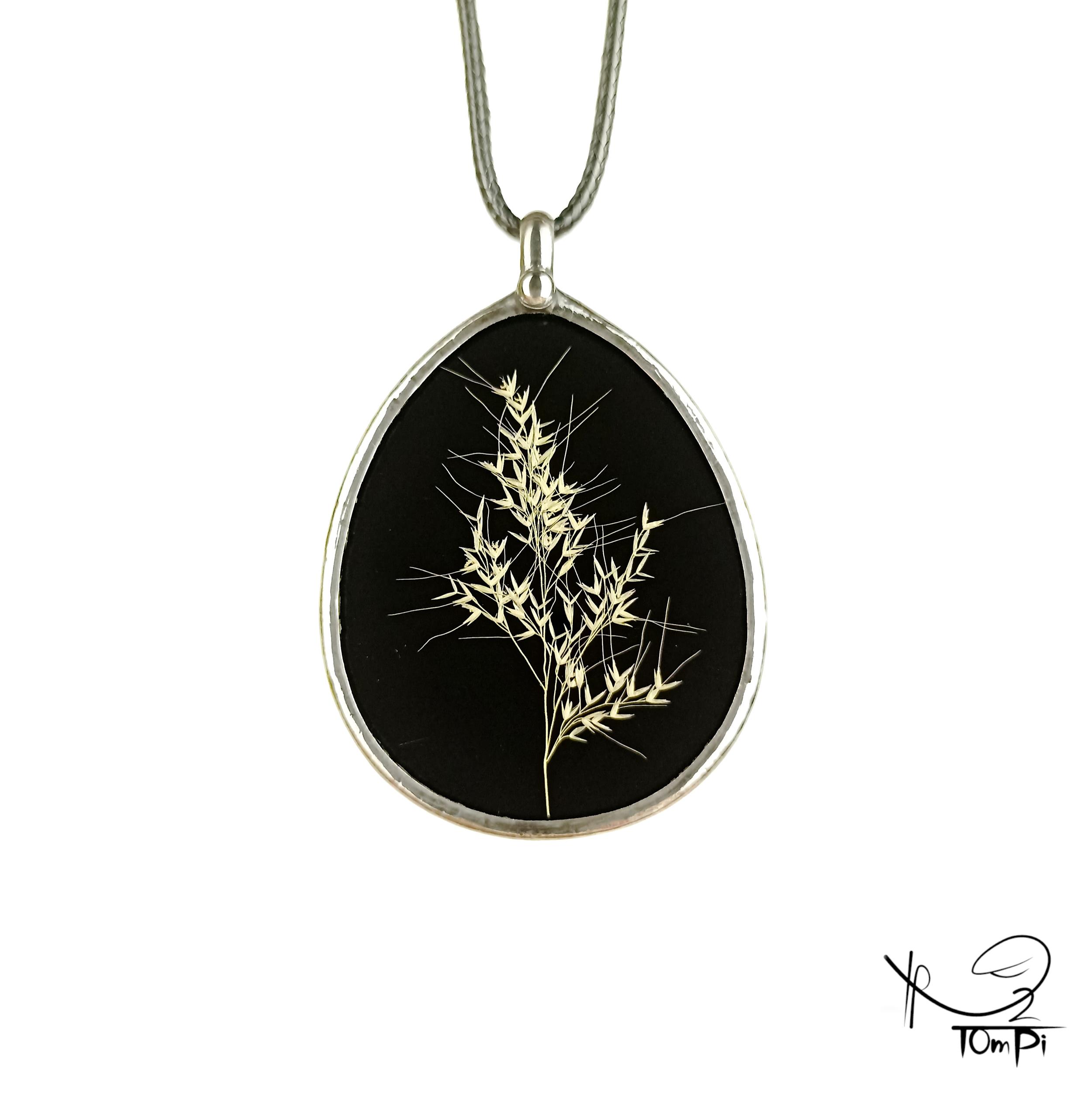 Szklany medalion z trawą, technika Tiffany, biżuteria ręcznie robiona, rękodzieło artystyczne, handmade, biżuteria artystyczna, biżuteria handmade, biżuteria damska, biżuteria męska, biżuteria ze szkła, szklana biżuteria, naszyjnik, szkło witrażowe