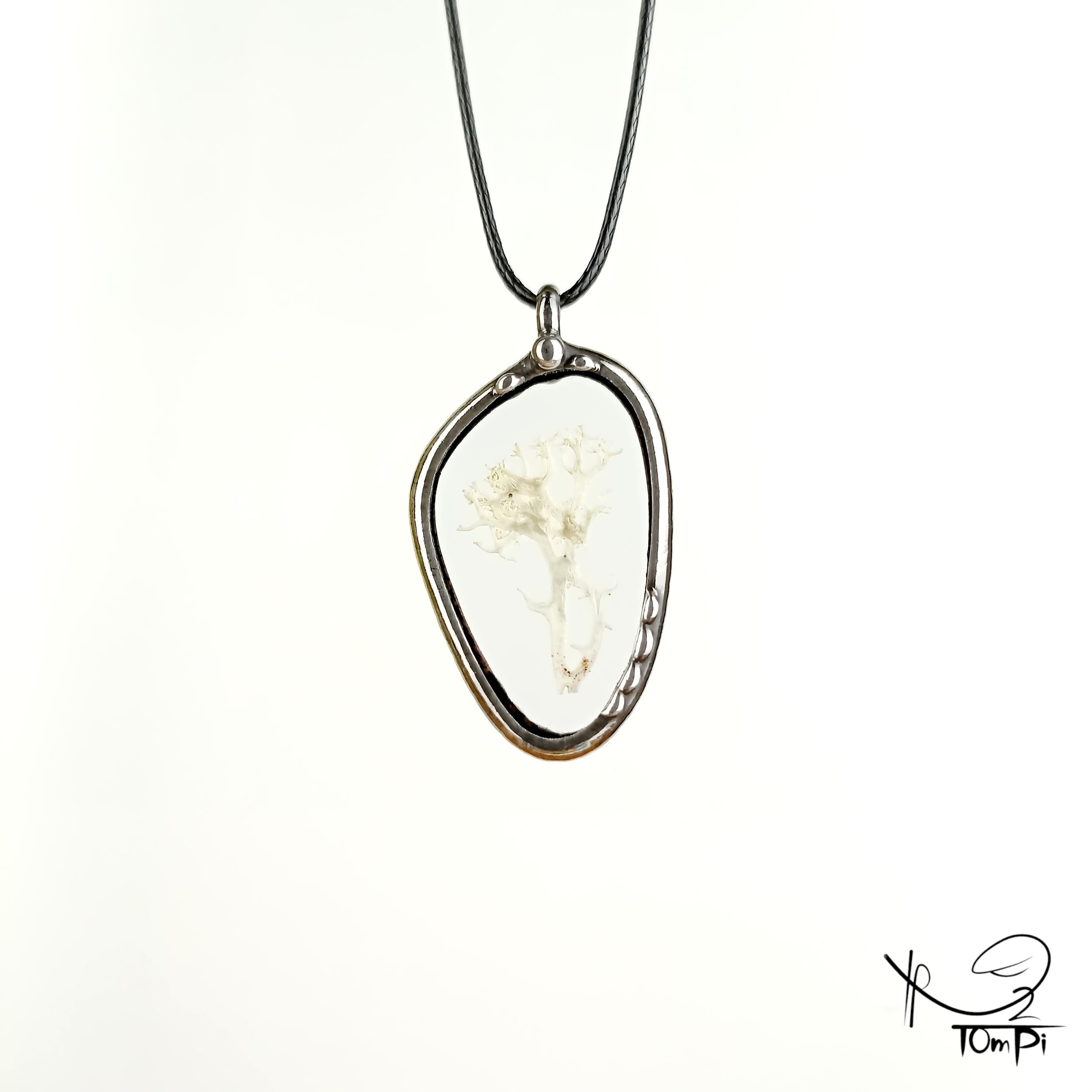 Szklany medalion z porostem, technika Tiffany, biżuteria ręcznie robiona, rękodzieło artystyczne, handmade, biżuteria artystyczna, biżuteria handmade, biżuteria damska, biżuteria męska, biżuteria ze szkła, szklana biżuteria, naszyjnik, szkło witrażowe