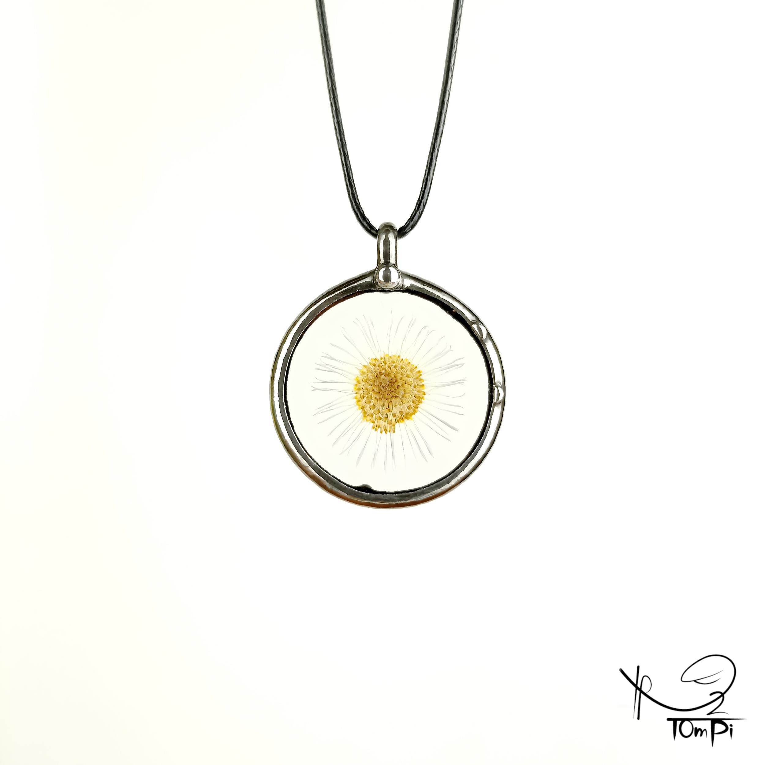 Szklany medalion z kwiatem, technika Tiffany, biżuteria ręcznie robiona, rękodzieło artystyczne, handmade, biżuteria artystyczna, biżuteria handmade, biżuteria damska, biżuteria męska, biżuteria ze szkła, szklana biżuteria, naszyjnik, szkło witrażowe