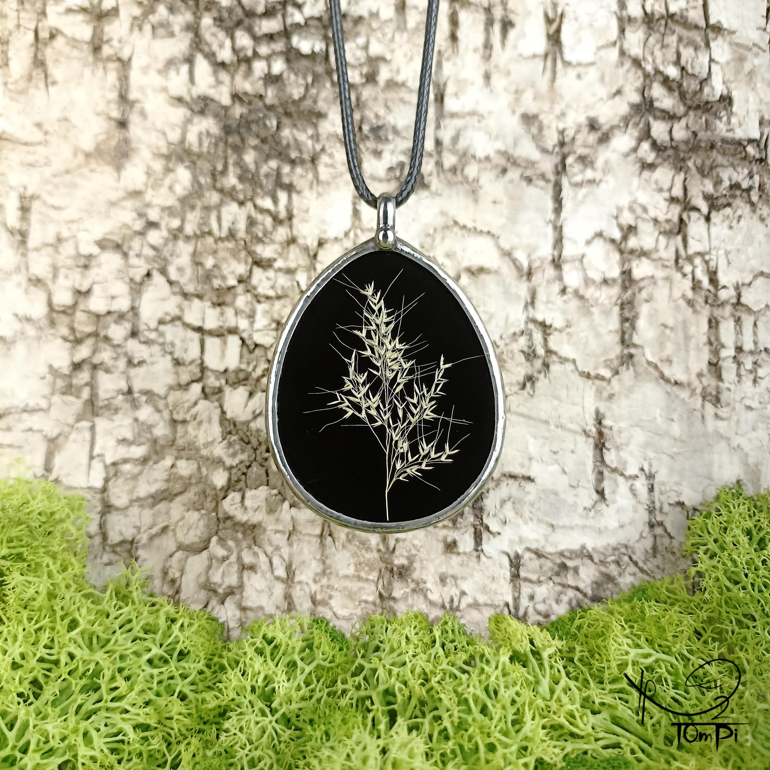 Szklany medalion z trawą, technika Tiffany, biżuteria ręcznie robiona, rękodzieło artystyczne, handmade, biżuteria artystyczna, biżuteria handmade, biżuteria damska, biżuteria męska, biżuteria ze szkła, szklana biżuteria, naszyjnik, szkło witrażowe
