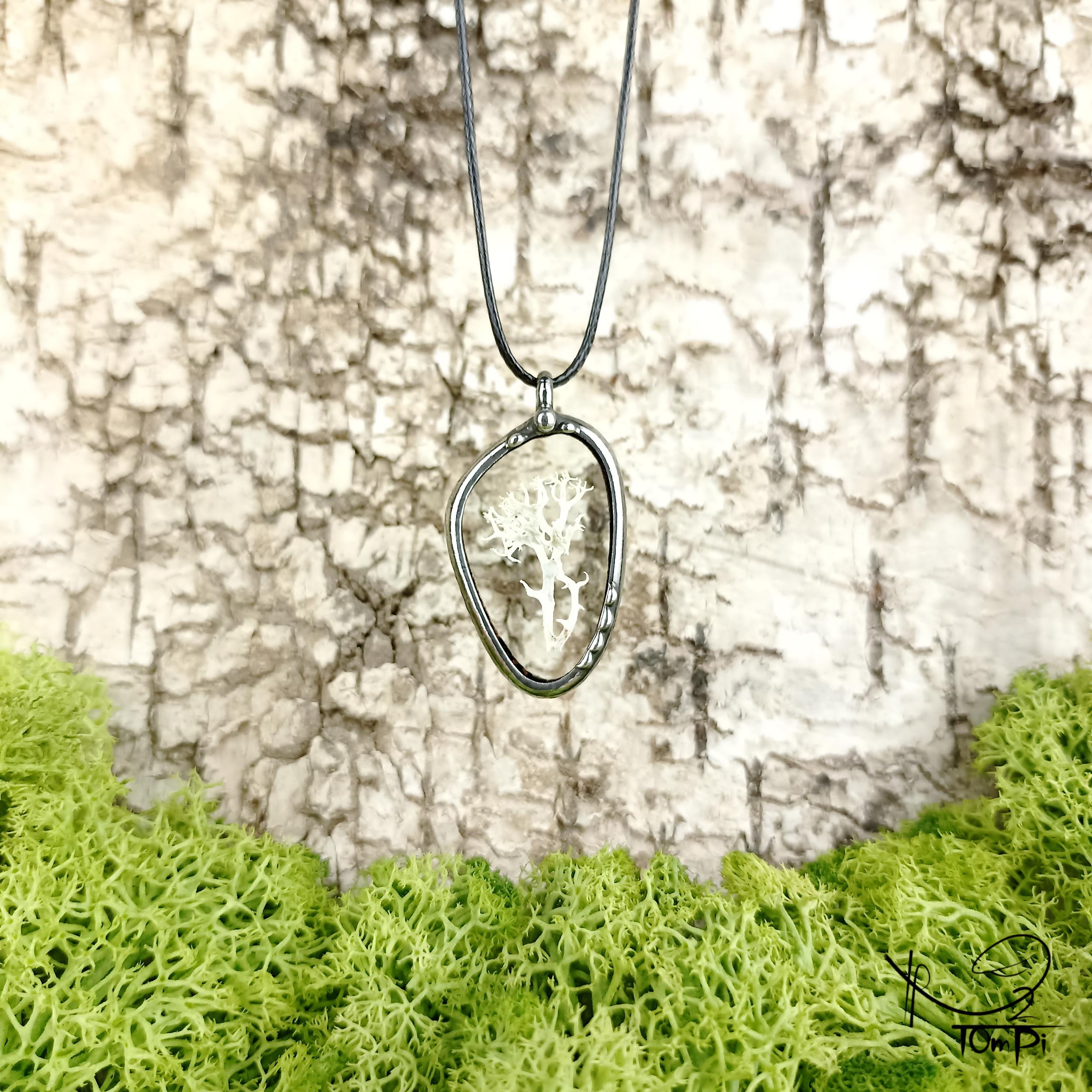 Szklany medalion z porostem, technika Tiffany, biżuteria ręcznie robiona, rękodzieło artystyczne, handmade, biżuteria artystyczna, biżuteria handmade, biżuteria damska, biżuteria męska, biżuteria ze szkła, szklana biżuteria, naszyjnik, szkło witrażowe