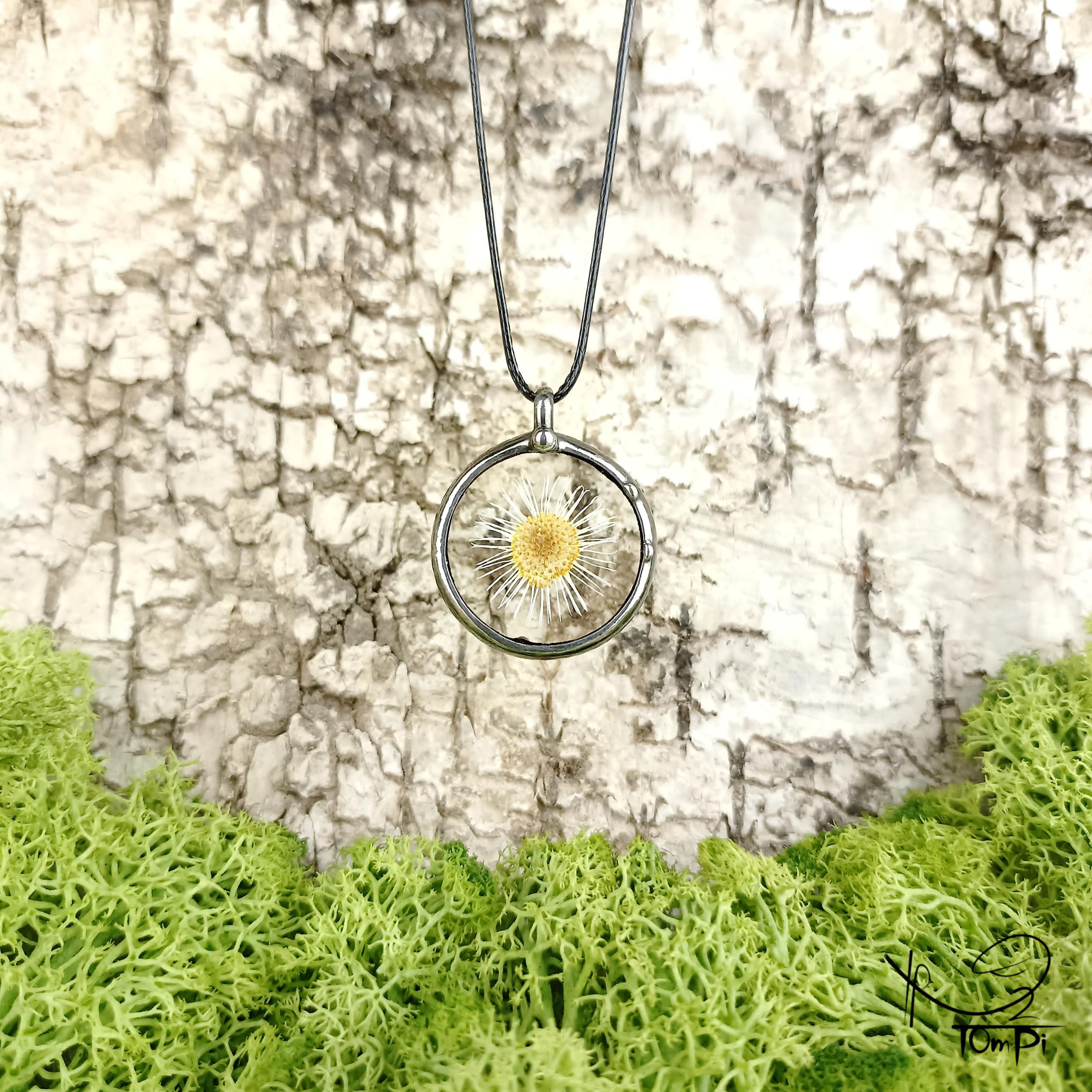 Szklany medalion z kwiatem, technika Tiffany, biżuteria ręcznie robiona, rękodzieło artystyczne, handmade, biżuteria artystyczna, biżuteria handmade, biżuteria damska, biżuteria męska, biżuteria ze szkła, szklana biżuteria, naszyjnik, szkło witrażowe