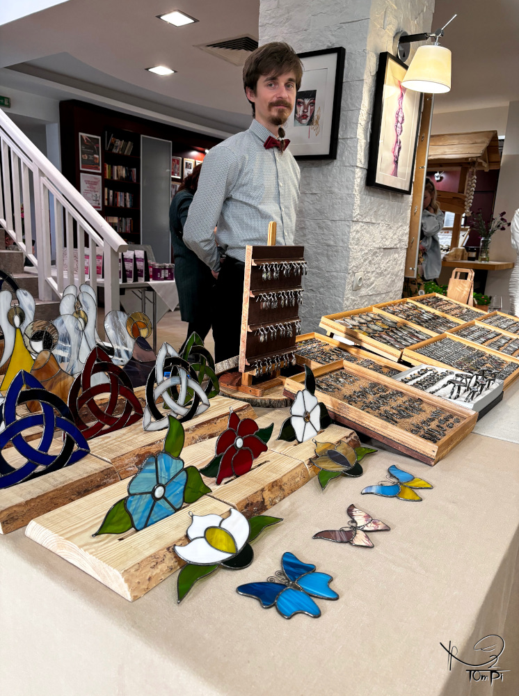 targi rękodzieła 2025
rękodzieło
biżuteria autorska
szklana biżuteria
wystawcy handmade
festiwale rękodzieła
witraże
blog o rękodziele
podsumowanie roku