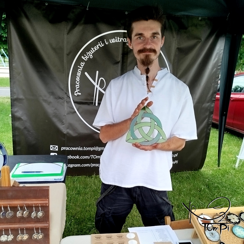 targi rękodzieła 2025
rękodzieło
biżuteria autorska
szklana biżuteria
wystawcy handmade
festiwale rękodzieła
witraże
blog o rękodziele
podsumowanie roku